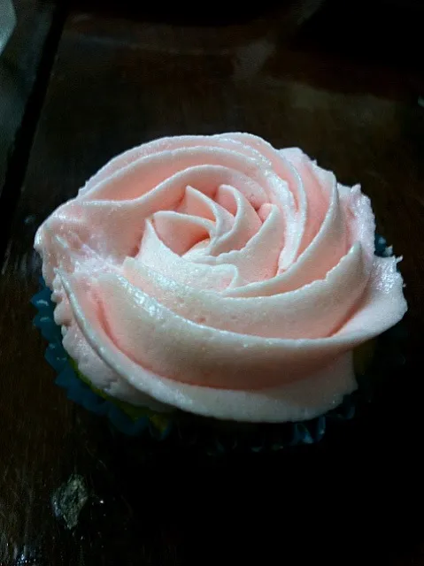 vanilla rose cupcake|sukanyaさん