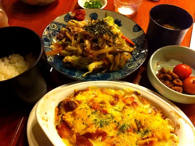 夕食セット(グラタン  肉と野菜のピリ辛炒め  ご飯  味噌汁)|高田恵子さん