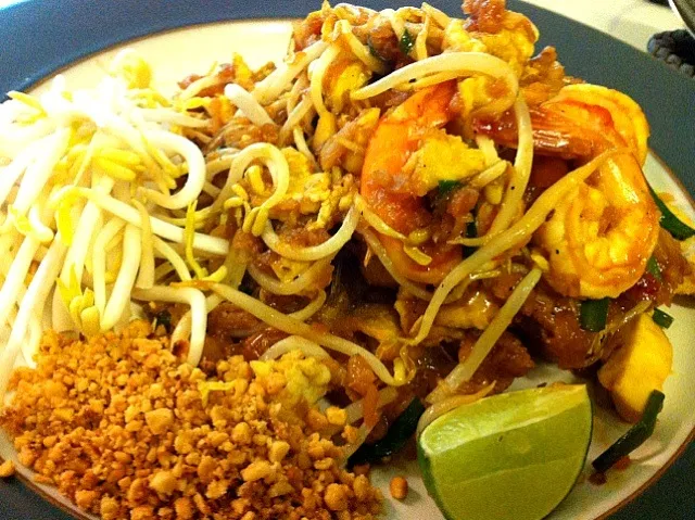 Crispy Wonton Pad Thai with prawn|Issara. 🍴さん