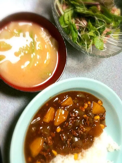 コーンカレーとキャベツ味噌汁とサラダ|gekoさん