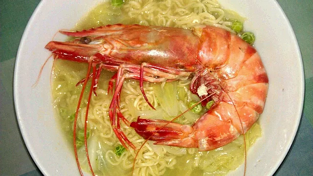 Snapdishの料理写真:Instant noodle with Tiger Prawn|JWさん