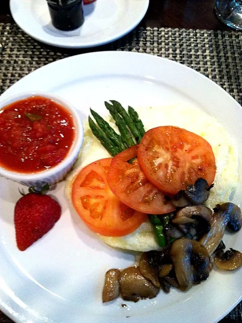 egg white frittata with roasted asparagus, tomatoes, and mushrooms|Gina Lynnさん