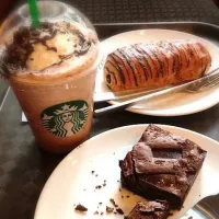 Snapdishの料理写真:Fudgy Brownise and starbucks coffee|Iriani Irenne Thamrinさん