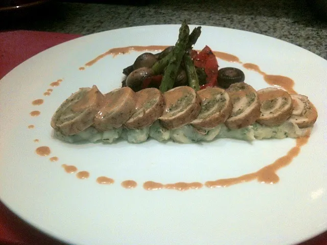 rolled chicken stuffed w herbs and nuts on mashed potato,grilled vegetable honey mustard sauce|HKさん