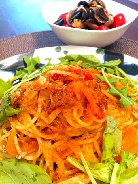 冷蔵庫の萎びたヤツらで土曜ブランチ！カラスミとルッコラのパスタ、トマトとマッシュルームのサラダ。今週ものんびり週末(^ ^)|番長さん