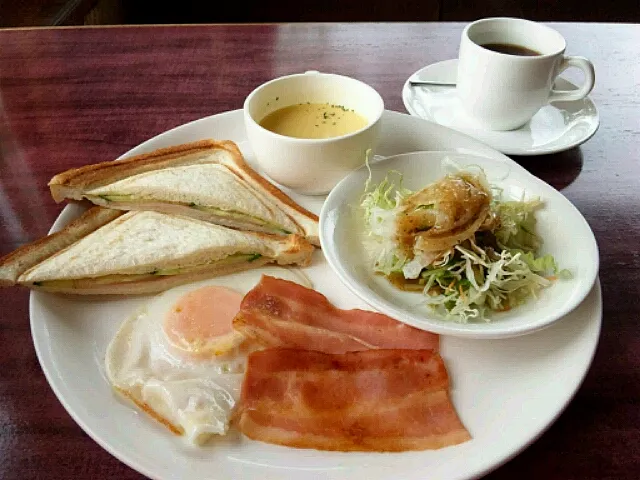 モーニング珈琲。ホットサンドと目玉焼き…|大石さん