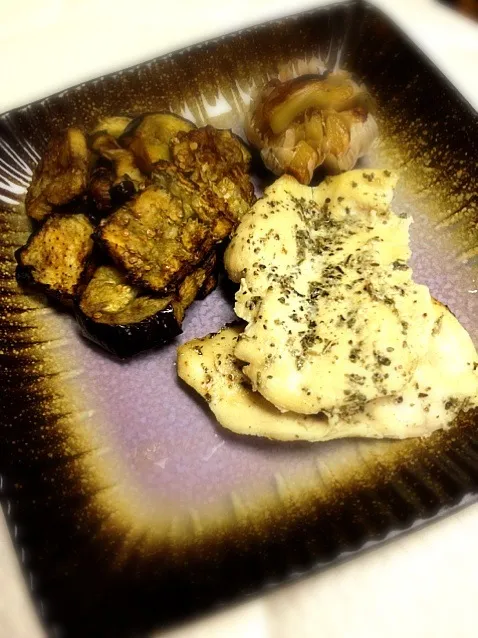 Snapdishの料理写真:chicken eggplant and roasted garlic|Jules Vloskyさん