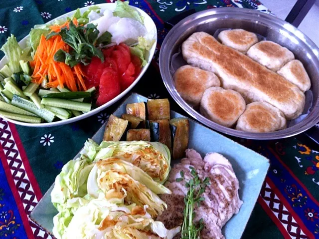 新鮮サラダと、温野菜とハムとパン|ころりんさん