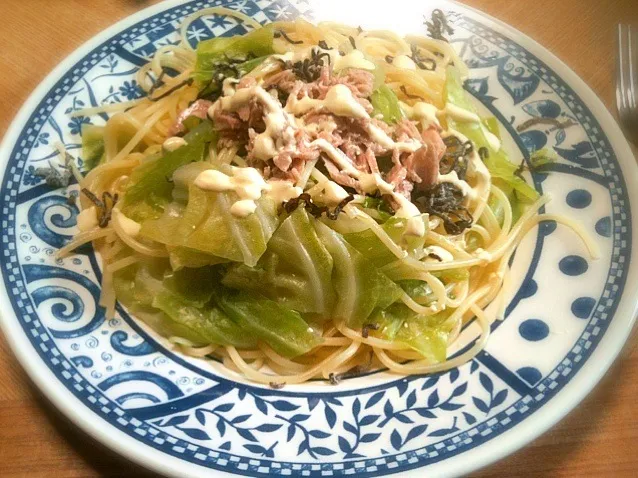 Snapdishの料理写真:今日のお昼は、キャベツとツナのスパゲティ！|Ichimuraさん