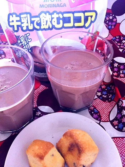 Snapdishの料理写真:牛乳で飲むココア（いちご味）、ミニスコーン|yoshiee mizutaniさん