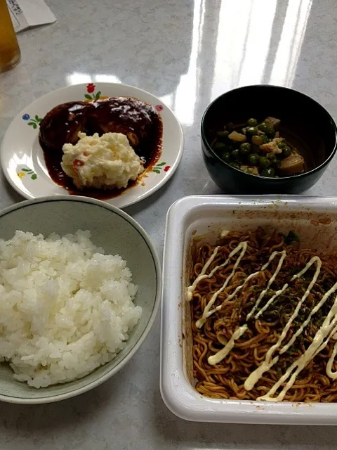 Snapdishの料理写真:ネタぎれお昼ご飯。日清ソース焼きそば、セブンのチーズハンバーグ！|かまさん