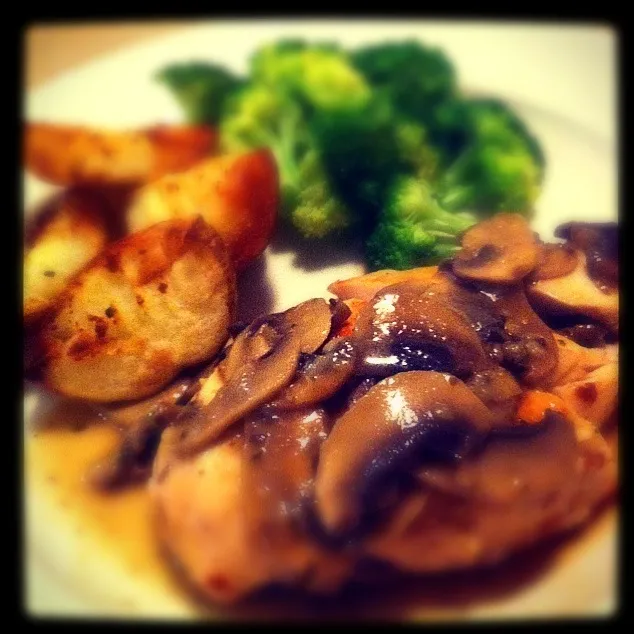 Mushroom stuffed chicken with smashed potatoes and brocolli|laurenさん