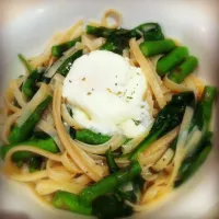 Gluten free pasta with asparagus, spinach and a poached egg with a garlic herb dressing|laurenさん