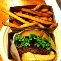 Snapdishの料理写真:Vegan burger from Whole Foods!|Jessicaさん