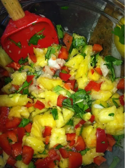 Snapdishの料理写真:pineapple salsa|julieann van voorhisさん