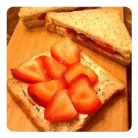 Snapdishの料理写真:Strawberry cream cheese sandwich|duangdaoさん