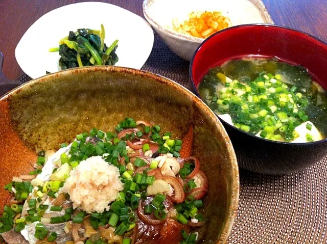 鰹としめ鯵の海鮮丼、豆腐とわかめのお味噌汁、塩揉み大根からすみ和え、ほうれん草とわかめのお浸し。幸せな一日の始まり！今日も楽しく過ごします(^ ^)|番長さん