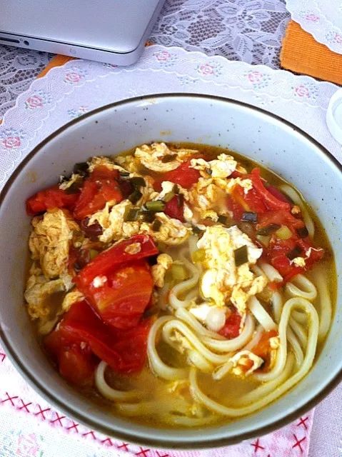 生パスタを中華風トマトと卵のスープにいれたら、ほとんどうどんだな、こりゃ。|tomnekoさん