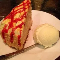 Strawberry and Chip Cake w/ Vanilla Ice Cream|Joel Adam Ortillaさん