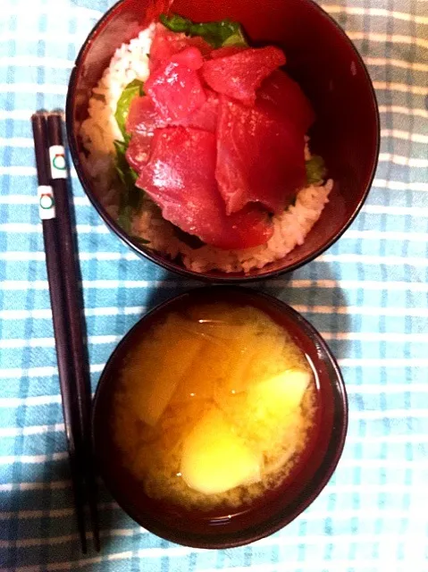 鉄火丼と味噌汁|ありささん