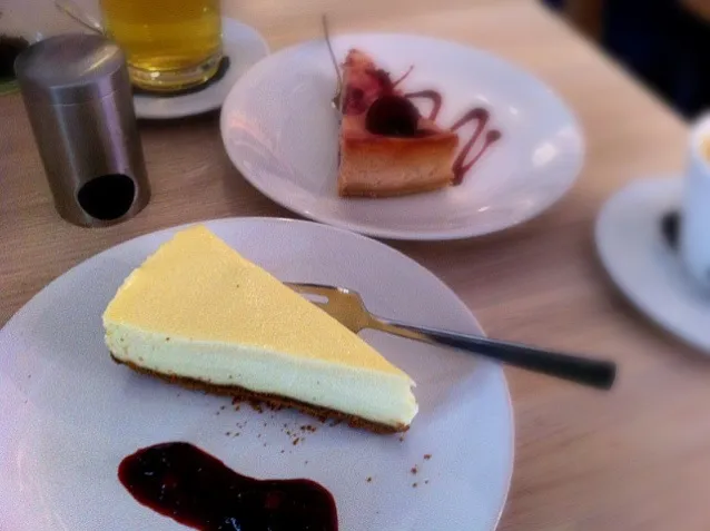 classic philly cheesecake and cherry cheesecake|Diepak Kisoensinghさん