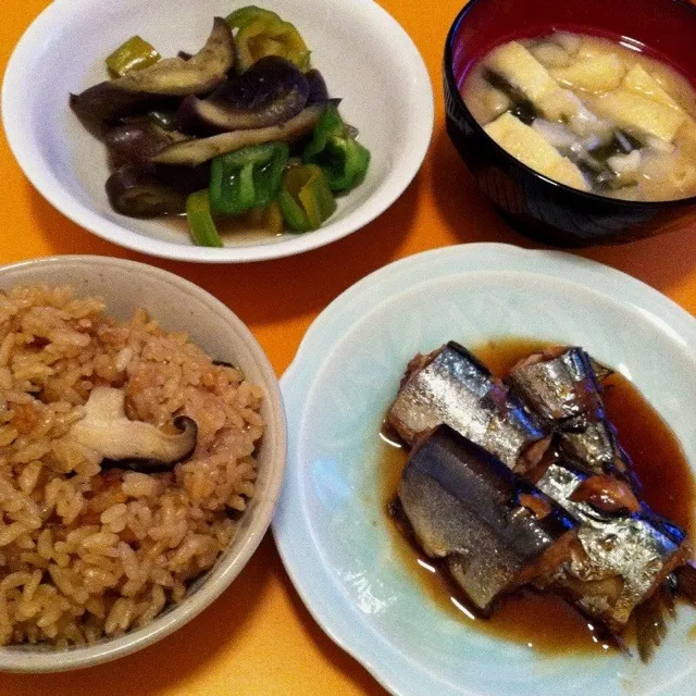 ウチご飯♪ サンマの甘辛煮＆茄子とピーマンの和風炒め＆しいたけご飯＆油揚げ入り味噌汁。和風で統一(^O^)|ramuta mitohiさん