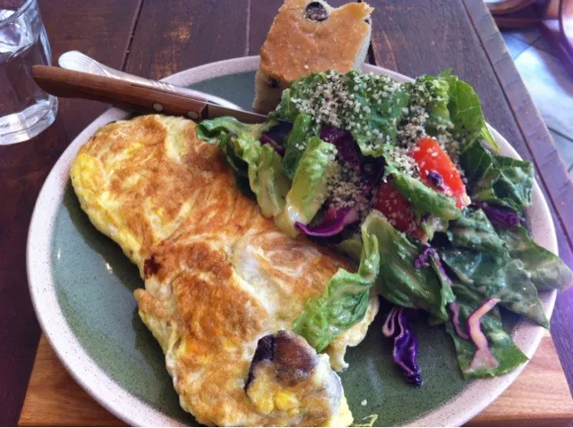 goat cheese and mushroom omelette|tarushkaさん