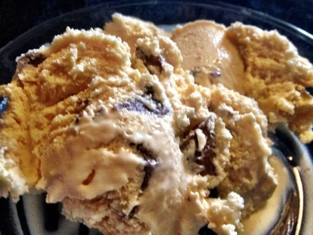 vanilla icecream w/Daim chunks|sanne christensenさん