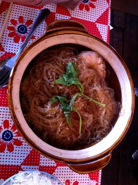 spicy prawns in a clay pot|michael nassarさん