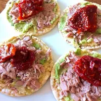 avo, tuna, sundried tomato on corn thins|keat simpsonさん