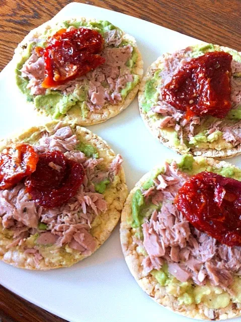 avo, tuna, sundried tomato on corn thins|keat simpsonさん