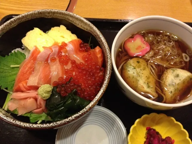 鮭の親子丼とおそばのセット|Mika Asakawaさん