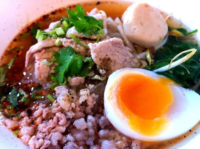 ก๋วยเตี๋ยวต้มยำตำลึงหมูใส่ไข่มะตูม|Issara. 🍴さん