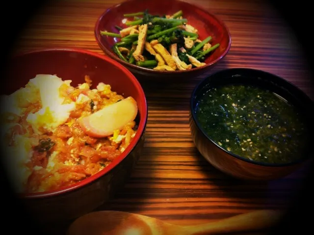 かき揚げ卵とじ丼・赤みずと油揚げの炒め煮・青海苔のお味噌汁♡|mieko matsuzakiさん