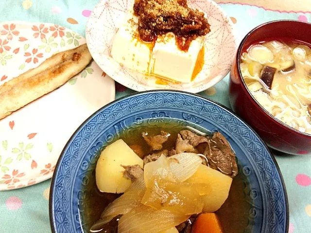 肉じゃが、サンマ、お手製食べるラー油のせ豆腐、ナスと長ネギのお味噌汁|おおのさとみさん