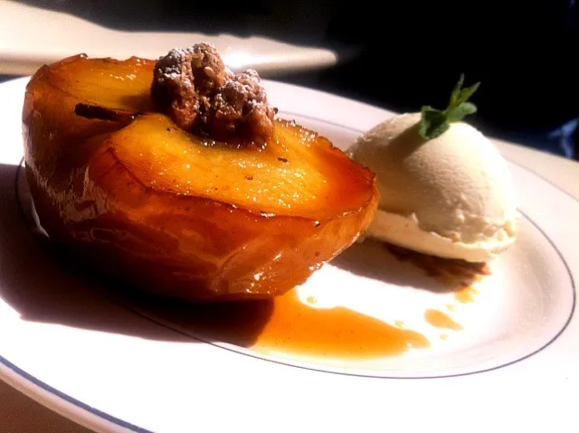 Cinnamon-baked apple with Vanilla ice cream|Jacobさん