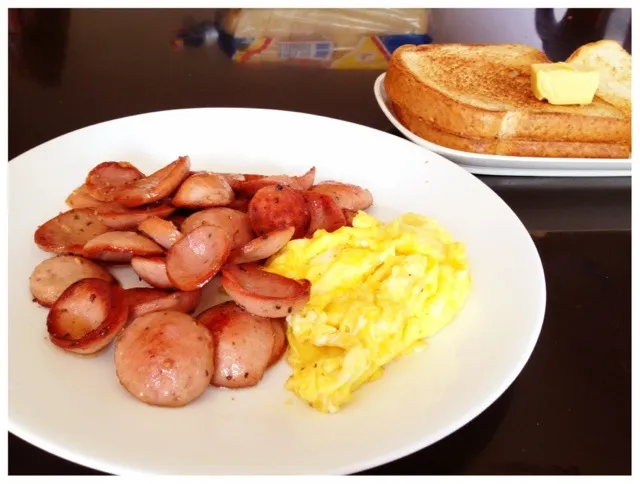 Chilli Chicken Sausages with cheesy scrambled Egg|Dさん