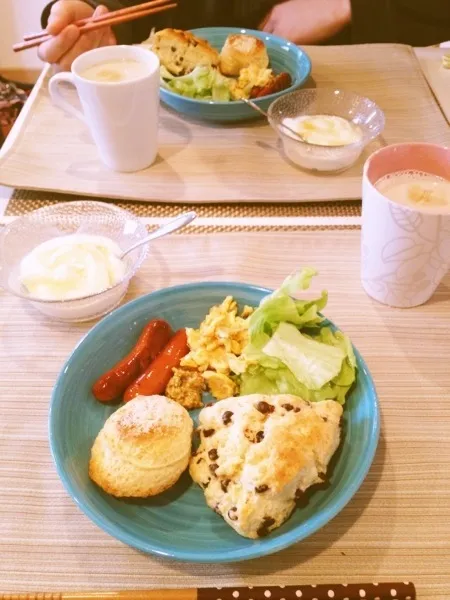 チョコチップ＆チーズスコーンで朝ごはん♪|サエさん