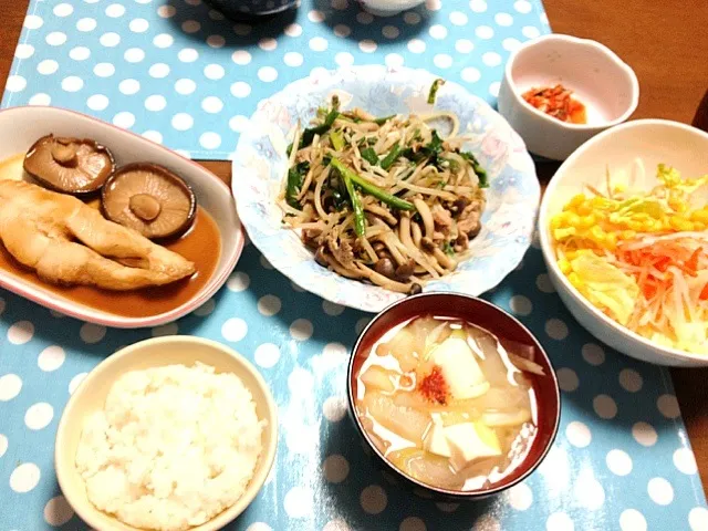 Snapdishの料理写真:甘ダレの魚と舞茸焼きとニラとキノコ炒めとサラダ,味噌汁|ふぅかさん