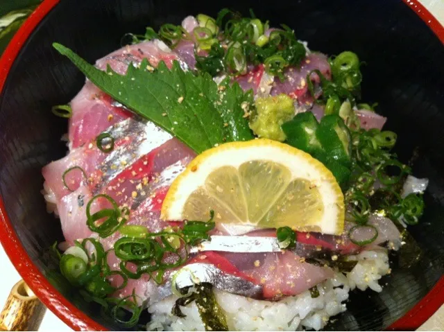 鯵丼。お願いしたら鯵を大盛にして貰えました。こりゃ鯵好きにはたまらんわ～。|たけうちさん