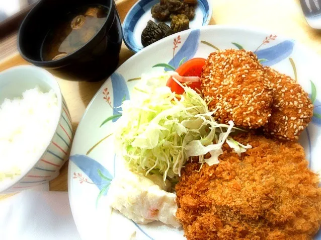 Snapdishの料理写真:本日のランチ。カレー入りハムカツ&ささみのゴマまぶし一口カツ定食。|JTKさん