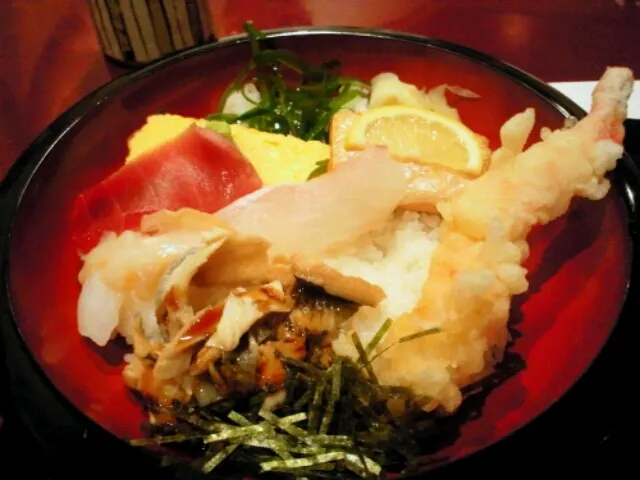 ヤエチカの海賓亭で海天丼。海鮮丼にエビ天が乗ってて天つゆか塩で食べるんだけど甘めの醤油味の天丼にならないならご飯に乗っける意味なし！冷めるだけでバッドアイデア！|SATOSHI OOCHIさん