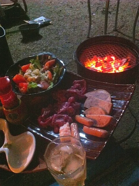 黒毛和牛をいただいたので炭焼きして白飯に乗っけました。|まびふみさん