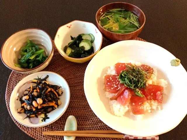 Snapdishの料理写真:マグロの漬け丼 酢の物 ひじきとお豆の煮物 お浸し 豆腐のお吸い物|yukaさん