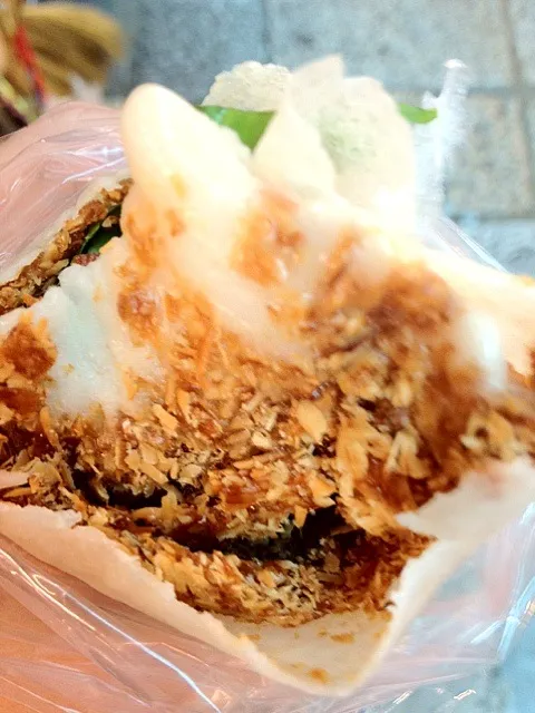 Vanilla ice-cream with peanut shavings wrap|Nicholas Tayさん