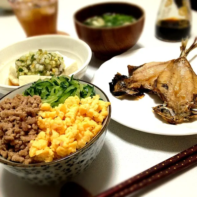 Snapdishの料理写真:三色丼・鯵の開き・だし乗っけ冷や奴・ほうれん草と揚げの味噌汁|kie3さん