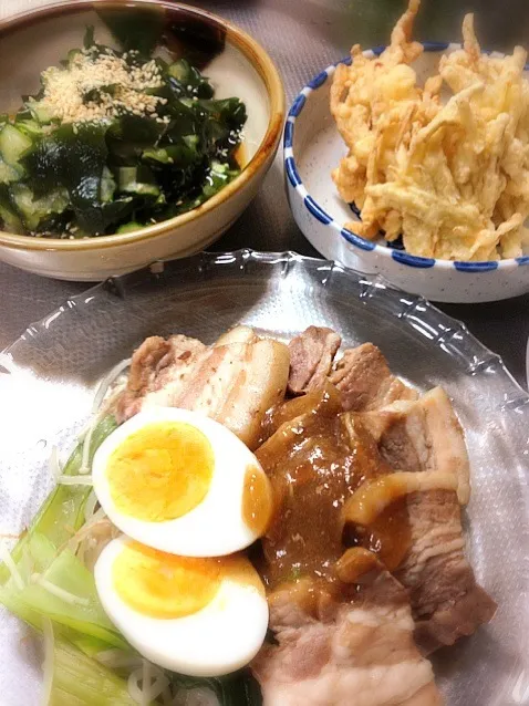 豚肉甘煮 きゅうりとわかめの酢物 ごぼうのかき揚げ|初味さん