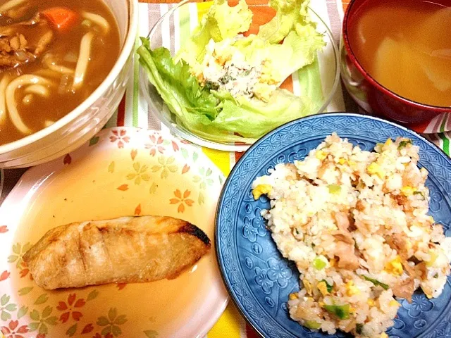 サワラの煮浸し、次女が学校で収穫した玉ねぎのスープ、カレーうどん、焼飯、ツナサラダ|おおのさとみさん