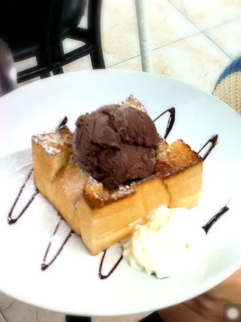 Honey toast with chocolate ice-cream🍞🍦|Ramidaさん