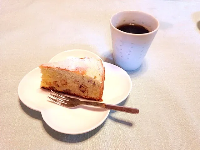 Snapdishの料理写真:くるみのケーキ＆コーヒー|竹ノ下 晃さん